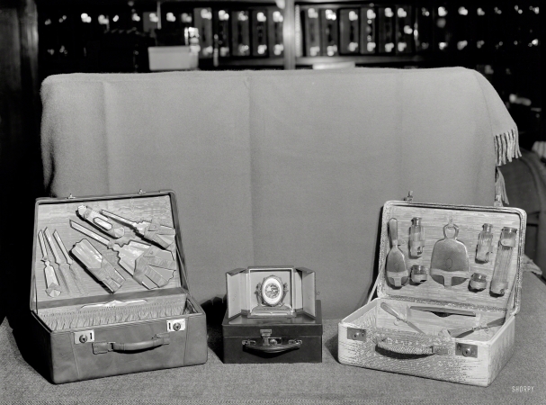 Photo showing: Gifts of the Magi -- Washington, D.C., circa 1928. Beckers Leather Goods. Display.