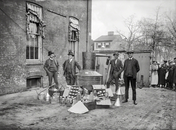 Photo showing: Still of the Day -- Nov. 11, 1922. Washington, D.C. Still. Contraband liquor in the early years of Prohibition.