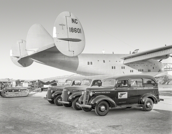 Photo showing: Honolulu Clipper -- Aug. 28, 1939. Golden Gate International Exposition, San Francisco. General Motors
exhibit of GMC trucks with Pan American Airways Clipper Ship at Treasure Island.
Bay Bridge in background.  The Boeing 314 flying boat Honolulu Clipper.