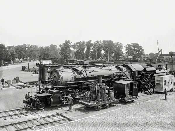 Photo showing: Big Boumi -- Past and present in locomotives. Eckington Yards, Washington, June 4, 1923.