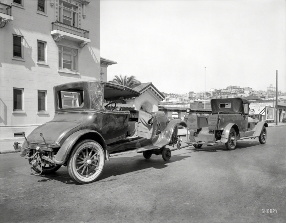 Photo showing: Free Towing -- San Francisco, 1925. California State Automobile Association. Wrecked
Peerless being hauled at hospital on Broadway between Van Ness & Polk.