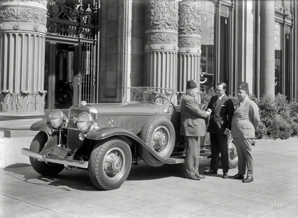 Photo showing: Cadillac Caliphs -- San Francisco, 1932. Don Lee Cadillac agency, NE corner Van Ness & O'Farrell.