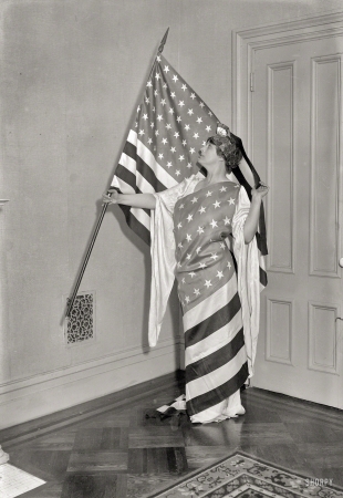 Photo showing: Wrapped in the Flag -- 1917. The American operatic soprano Marcia Van Dresser in New York.