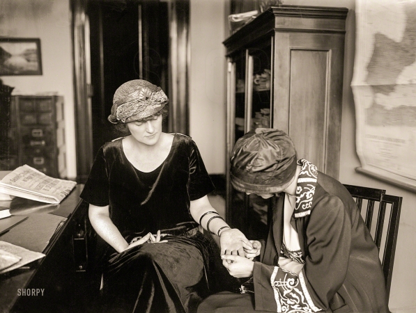Photo showing: Gimme Five -- Washington, D.C. Roxie Stinson, figure in Teapot Dome scandal, has her fortune told, 3/27/24.