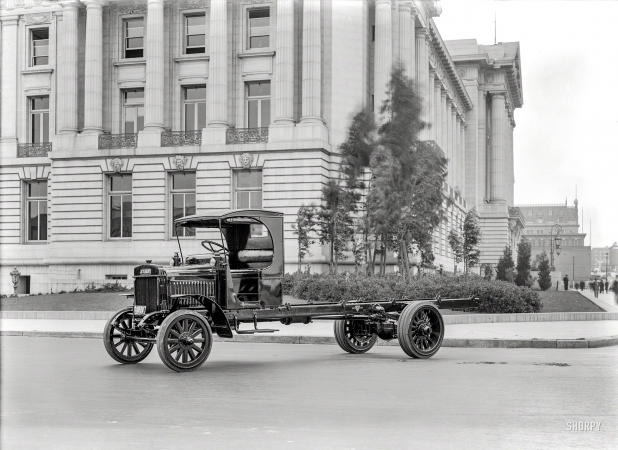 Photo showing: Tin and Bones -- San Francisco, 1920. Atterbury truck at City Hall.