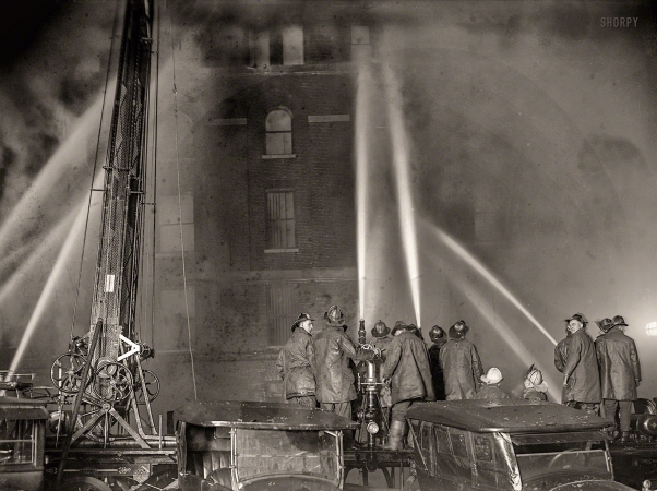 Photo showing: Warehouse Fire -- January 10, 1925. Washington, D.C. Fire at S. Kanns warehouse, 8th and D streets.
