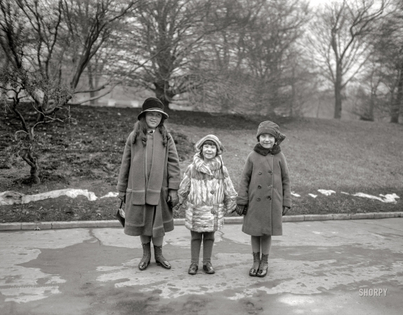Photo showing: Baby Peggy: 1918-2020 -- Feb. 2, 1925. Baby Peggy, one of the youngest movie stars, accompanied by Frances and Gene Quirk
of New York, saw the sights of Washington and made an informal call upon President Coolidge.