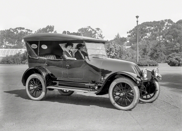 Photo showing: Filles de Franklin -- San Francisco, 1920. Franklin touring car at Golden Gate Park Conservatory.