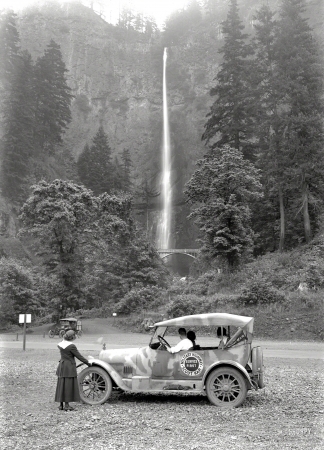 Photo showing: Meet Me at Multnomah -- Multnomah Falls, Oregon, circa 1918. Kissel military Highway Scout Kar.