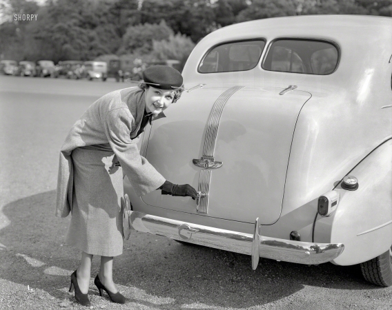 Photo showing: Pandoras Trunk -- San Francisco's Golden Gate Park circa 1939. Woman demonstrating luggage compartment lock on Pontiac sedan.