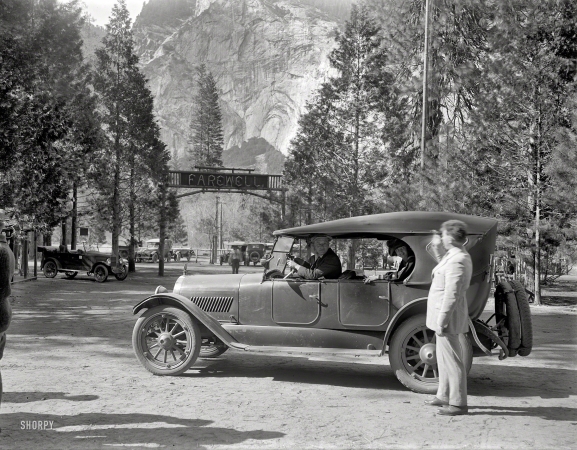 Photo showing: Grand Exit -- California circa 1920. Touring car at Yosemite.