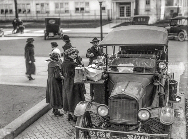 Photo showing: Model T Lunch Wagon -- Washington, D.C., in 1919. Sidewalk sandwich vendor.