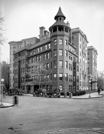 Photo showing: Urban Castle -- Washington, D.C., 1921. Southeast corner, Connecticut Avenue
and I Street at 17th N.W. The old Army & Navy Club. National Photo Co. 
