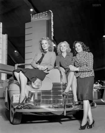 Photo showing: Fully Optioned -- 1939. General Motors exhibit, Golden Gate International
Exposition, San Francisco. Girls on Oldsmobile convertible coupe.