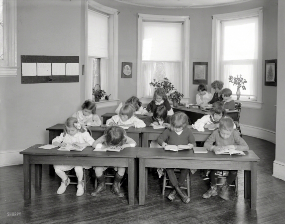 Photo showing: Common Core -- Washington, D.C., circa 1922. Miss Tomlin's School, interior.