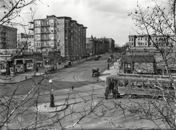 Photo showing: Wharfcar -- Washington, D.C., circa 1922. Streetcar stop.