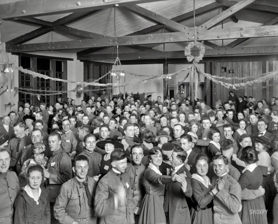 Photo showing: Auld Lang Syne -- Washington, D.C., circa 1918. Service club -- couples dancing.