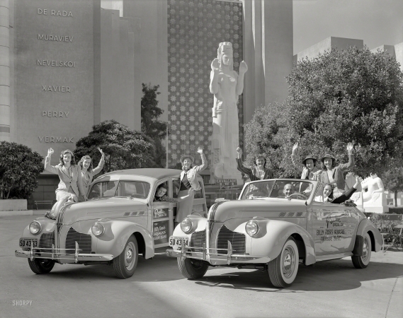 Photo showing: Aquacade Motorcade -- San Francisco, 1940. Pontiacs at Golden Gate International Exposition. Billy Rose Aquacade. 
