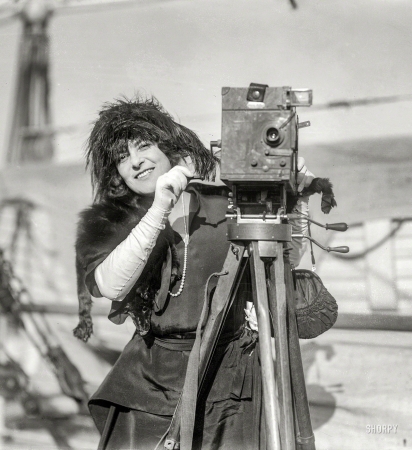 Photo showing: The Voice -- Alda -- May 1921. The Australian soprano Frances Alda shipboard in New York.