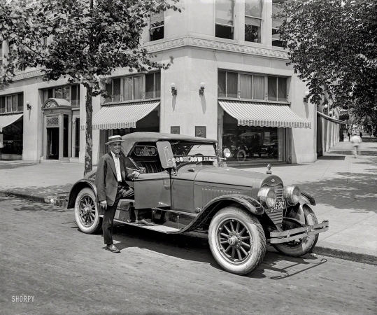 Photo showing: Hot Rod Lincoln -- Washington, D.C., 1924. Lincoln roadster at Ford Motor  Building, Pennsylvania Avenue.