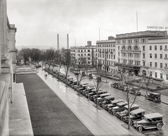 Photo showing: Washington Sleeps Here -- Washington, D.C., circa 1922. New Jersey Avenue S.E. from B Street. Lodgings on view
include the Potomac, Congress Hall and President hotels, as well as the George Washington Inn. 