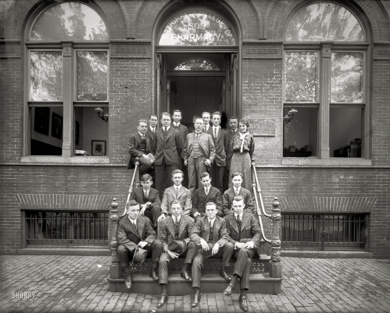 Photo showing: College of Pharmacy -- Washington, D.C., circa 1924. National College of Pharmacy group -- George Washington University.
