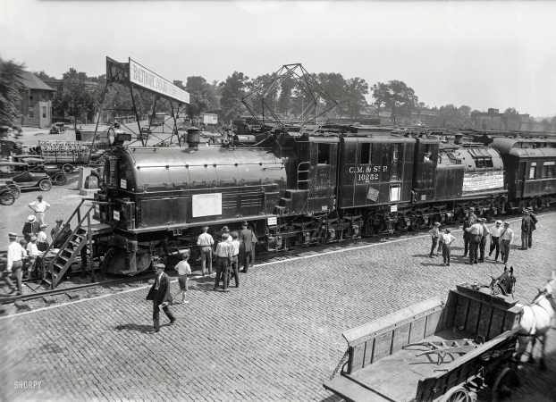 Photo showing: Mightiest Electric Locomotive -- June 1924. Washington, D.C. Largest and most powerful electric locomotive in the world
being exhibited by the Chicago, Milwaukee & St. Paul Railway and the General Electric Co.