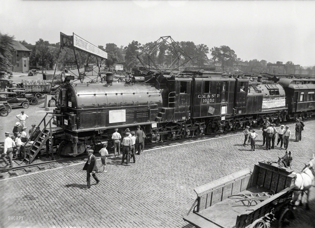 Photo showing: Mightiest Electric Locomotive -- June 1924. Washington, D.C. Largest and most powerful electric locomotive in the world
being exhibited by the Chicago, Milwaukee & St. Paul Railway and the General Electric Co.
