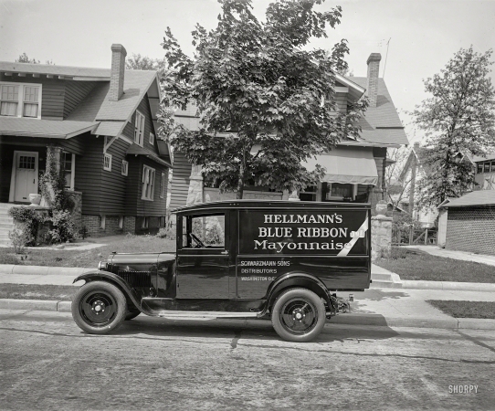 Photo showing: Cinco de Mayo -- Washington, D.C., circa 1925. Semmes Motor Co. -- Hellmann's truck.