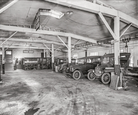 Photo showing: Grunge Garage -- Rockville, Maryland, 1926. Montgomery County Motor Co.