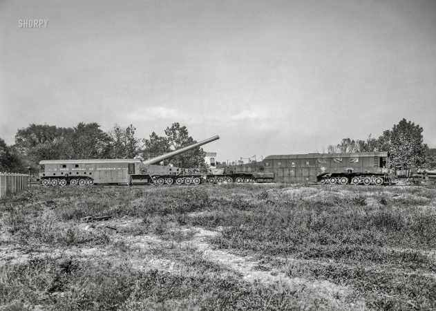 Photo showing: Naval Railway Gun -- Washington, D.C., circa 1919, somewhere along M Street. Big naval gun of type used in France.