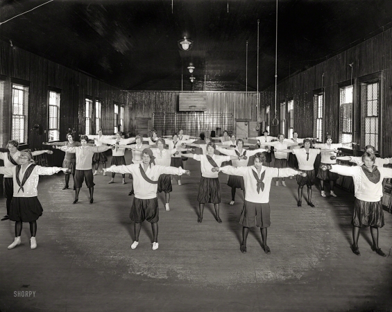 Photo showing: Dumbbelles -- Takoma Park, Maryland, circa 1928. Washington Sanitarium gymnasium.