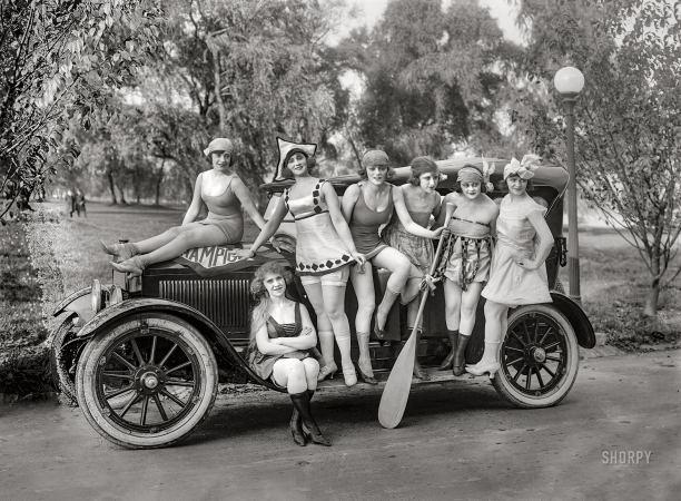 Photo showing: Queens of Comedy -- Washington, D.C., circa 1919. Mack Sennett girls.
A sampler of the theatrical impresario's bathing beauties.