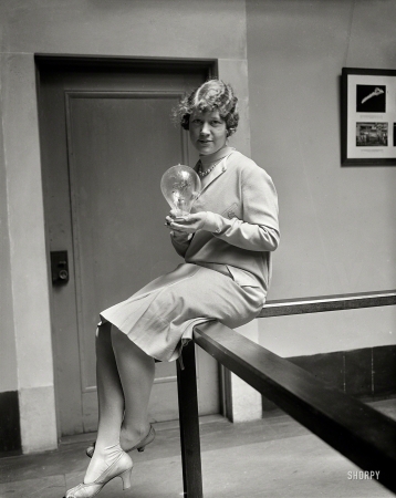 Photo showing: Socket to Me -- April 1926. Washington, D.C. Miss Louise Thorne of the National
Academy of Sciences holding a plant growing in an air-tight bulb.