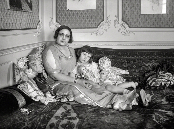 Photo showing: The Divas Dolls -- New York circa 1924. The soprano Nina Koshetz and her daughter, Marina Schubert.