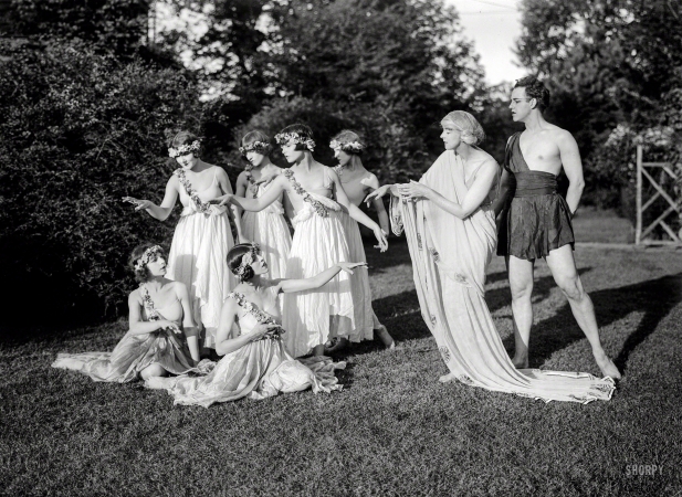 Photo showing: Avant-Gardeners -- Circa 1920. Denishawn dance company founder Ruth St. Denis and husband
Ted Shawn with modern dance pioneers Louise Brooks and Martha Graham. 