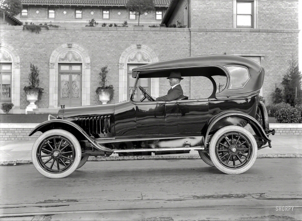 Photo showing: Sweet Chariot. -- San Francisco circa 1920. Chalmers touring car.