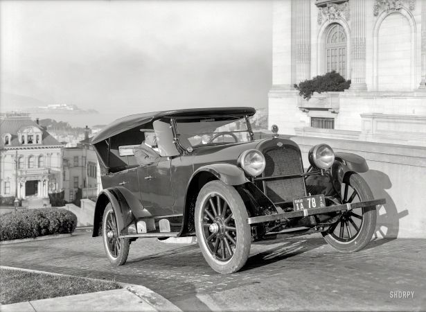 Photo showing: Criminal Background -- San Francisco, 1923. Nash sedan at Spreckels Mansion. With Alcatraz in the distance.