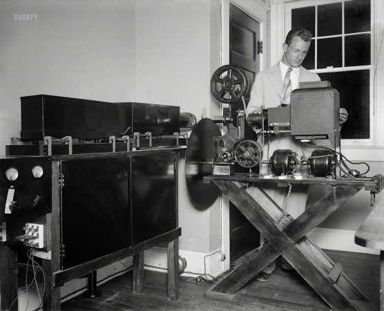 Photo showing: Captain Kinescope -- Washington, D.C. July or August 1929. NO CAPTION is all it says
on this Harris & Ewing glass negative with an audiovisual vibe.