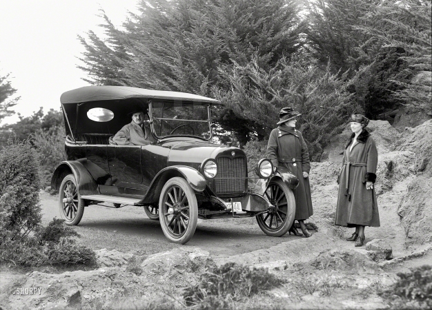 Photo showing: The Outing -- San Francisco circa 1919. Maxwell touring car.