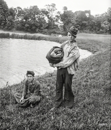 Photo showing: Footloose -- 1932. Two travelers in the vicinity of Washington, D.C., ready for a swim and/or bath.