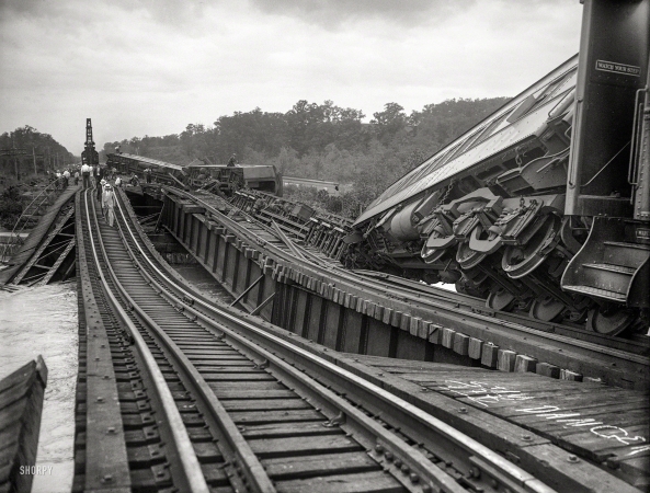 Photo showing: Wreck of the Crescent Limited -- August 1933. Washington, D.C. Train wreck on Eastern Branch of the Anacostia.