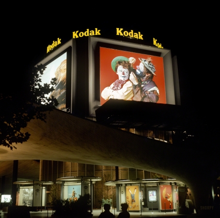Photo showing: Kodak Noir -- 1965. New York World's Fair -- Kodak Pavilion at night.