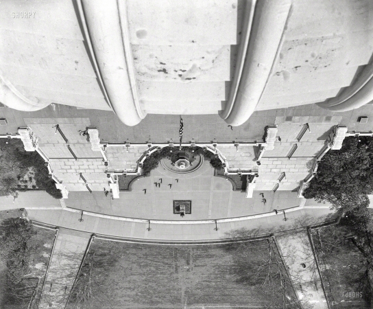 Photo showing: Vertigo -- 1935. Washington, D.C. View looking down from U.S. Capitol dome, West Front.