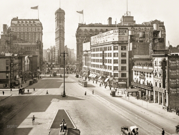 Photo showing: Longacre Square. -- New York, 1911. Longacre Square south. Today's Times Square,
with the Rector and Astor hotels flanking the New York Times building.