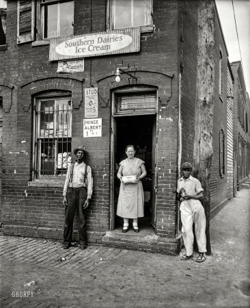 Photo showing: Whitebread Sandwich -- Nov. 28, 1935. Washington, D.C., street scene.