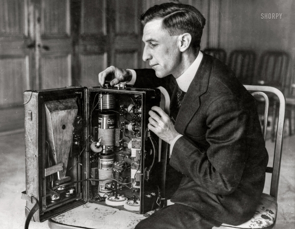 Photo showing: The Singing Valise -- April 1922. Chicago. The Singing Valise, or Talks-as-it-walks.  F.W. Dunmore,
of the radio laboratory of the U.S. Bureau of Standards, with radio built in suitcase.