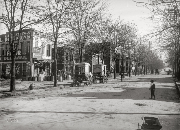Photo showing: Obelisk Flour -- Washington, D.C., circa 1901. View of E Street S.W., north side,
looking east from Delaware Avenue, showing grocery store on corner.