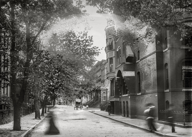 Photo showing: Street of Dreams -- Washington, D.C., circa 1901. Child chasing horse and buggy on Grant Place.