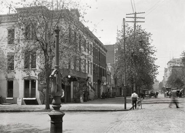 Photo showing: Free Hot Lunch -- Washington, D.C., circa 1901. View of E Street N.W., south side, looking west from 12th Street.
